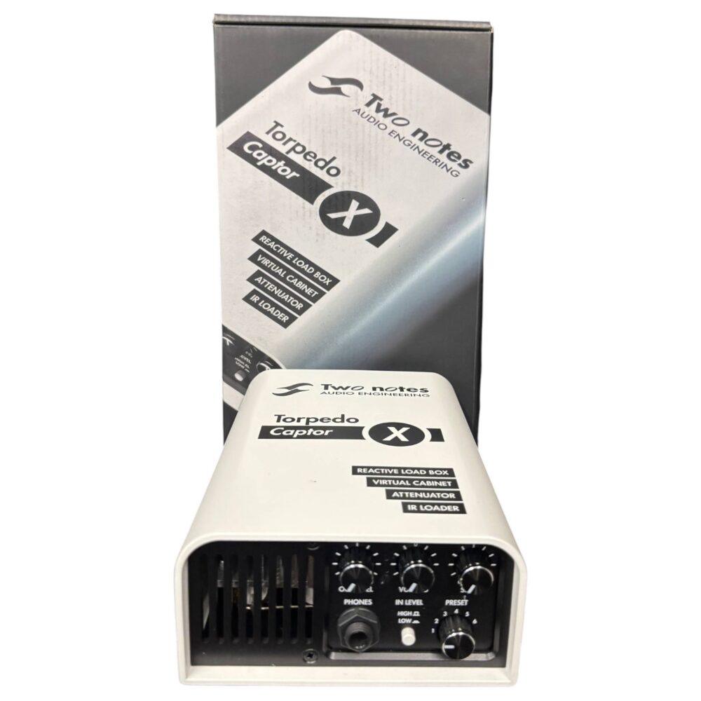 Two notes Torpedo Captor X con confezione e pannello frontale con manopole e uscita cuffie