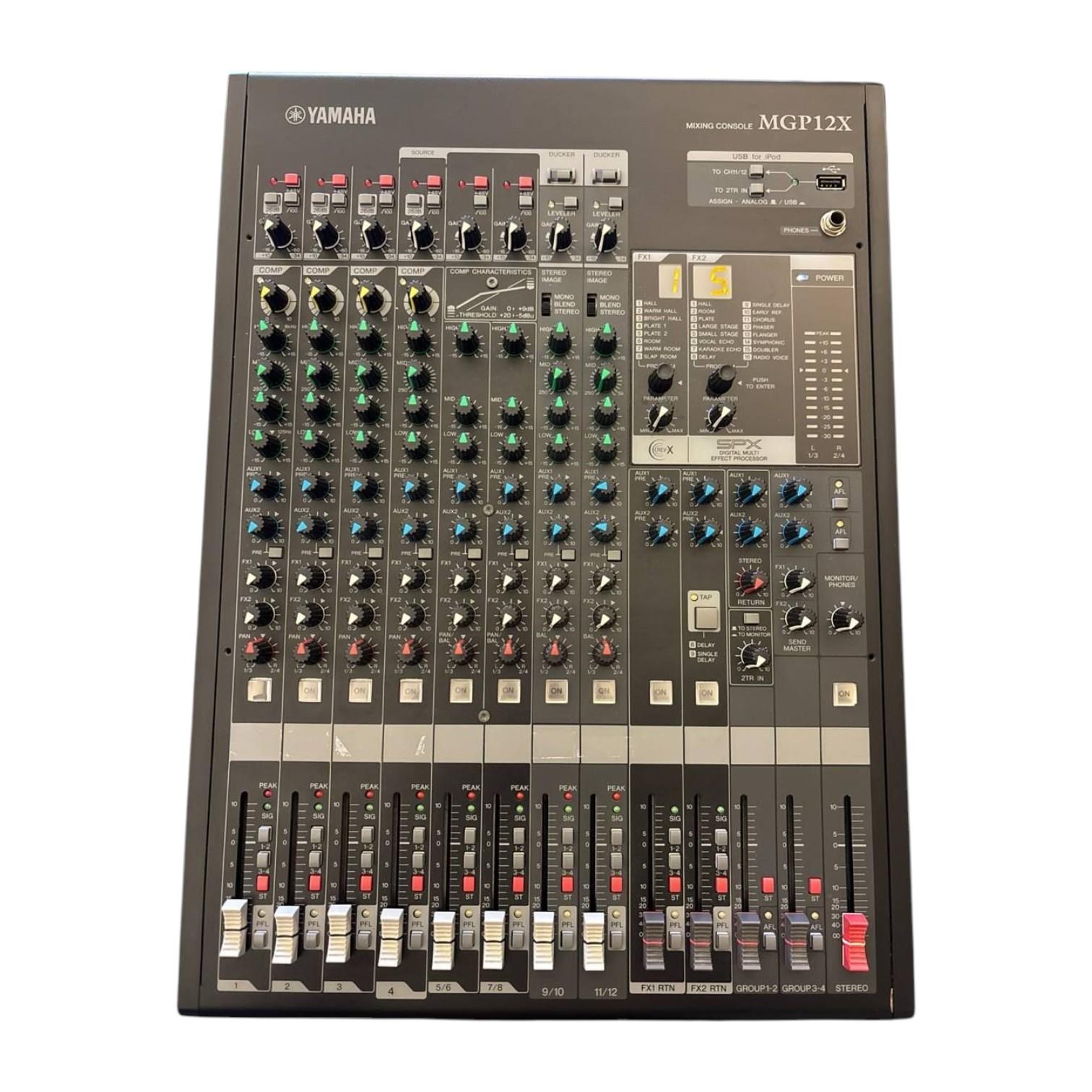 Mixer audio Yamaha MGP12X vista frontale con fader, manopole EQ, sezione effetti SPX e controlli di canale