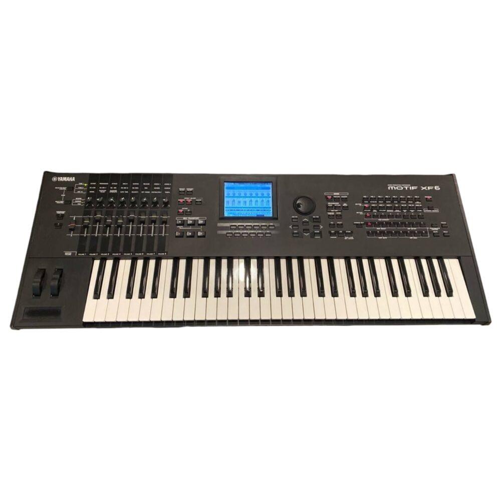 Workstation Yamaha Motif XF6 con tastiera, display centrale, fader e controlli integrati